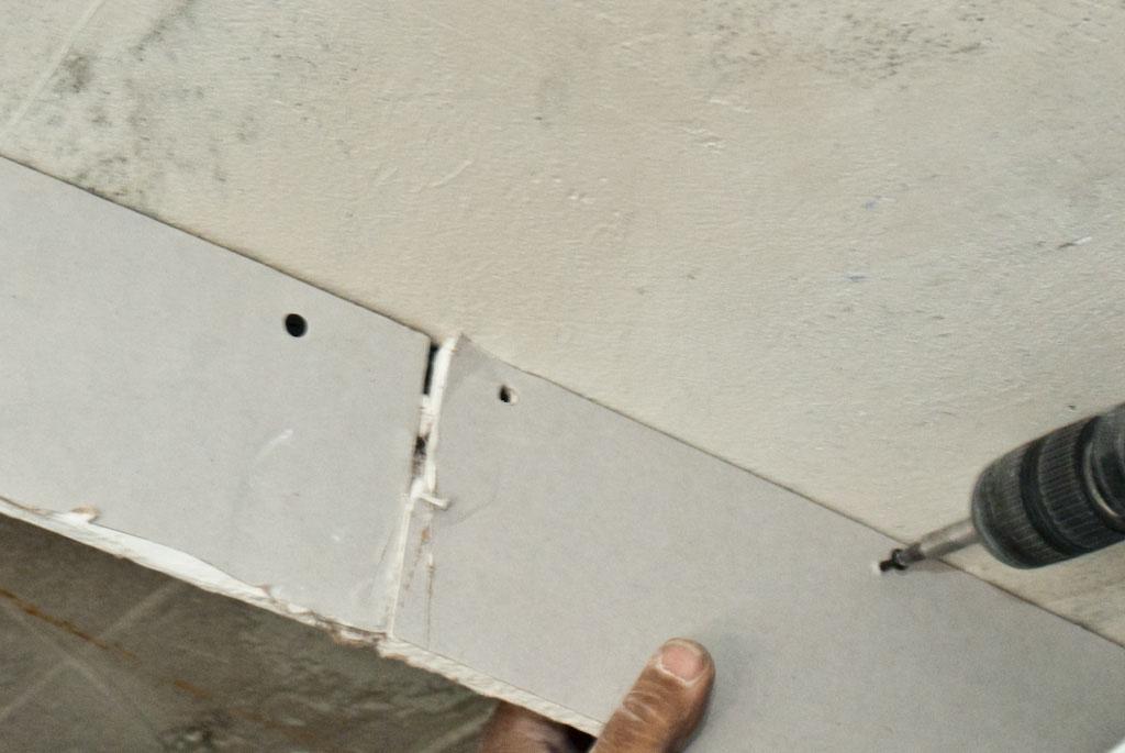 стык бетона и гипсокартона