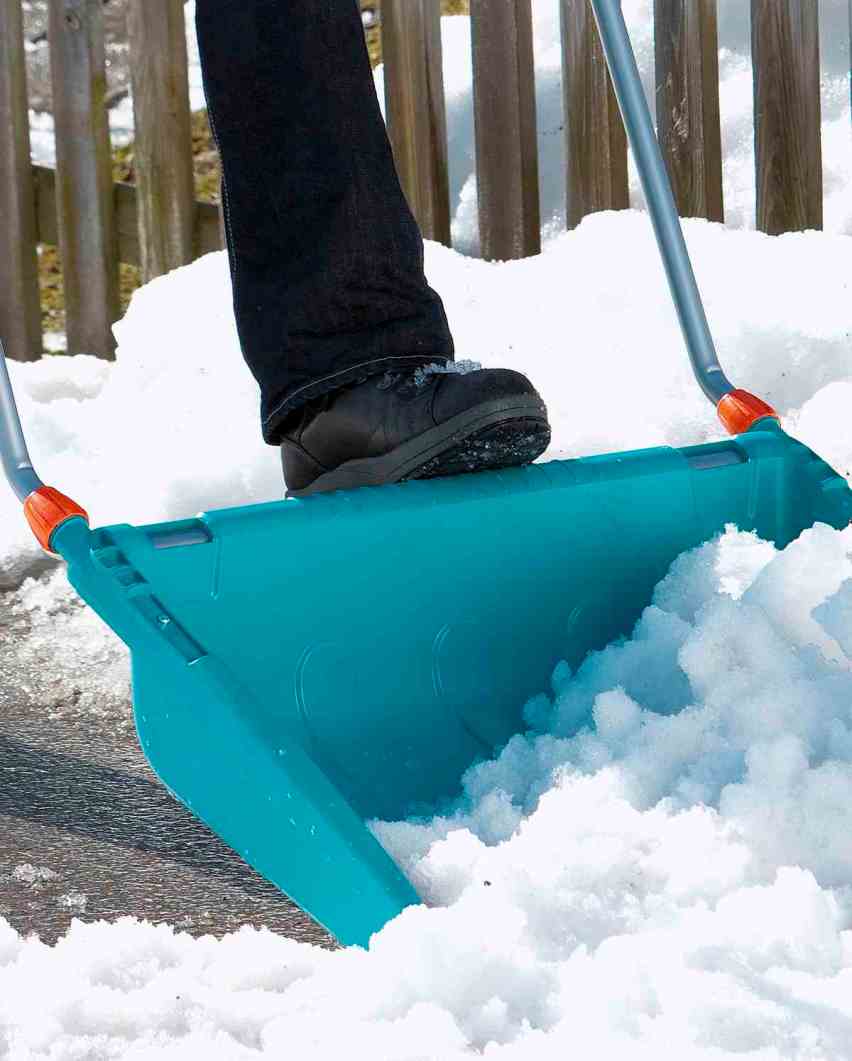 Поломалась пластиковая лопата для снега: что делать?