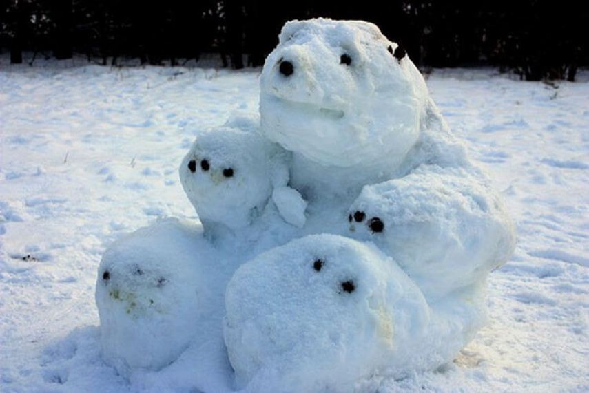 Интересные идеи снеговиков: что можно сделать на участке зимой