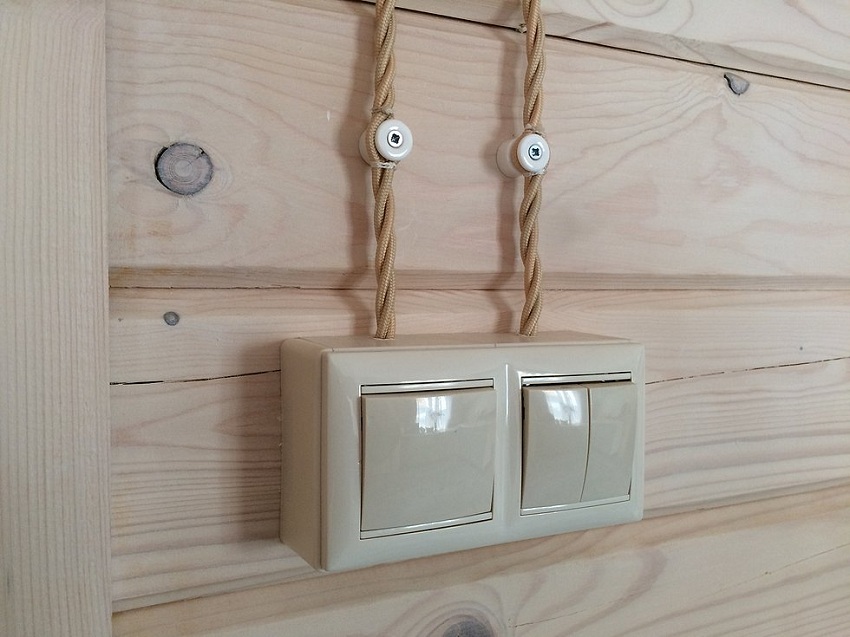 открытая электропроводка в деревянном доме