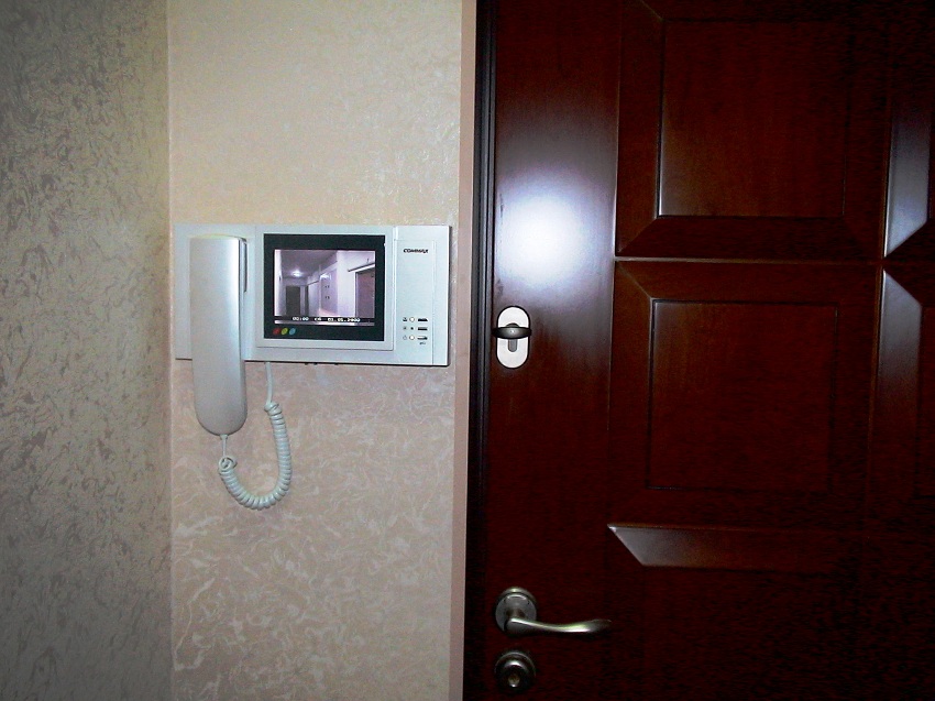 Видеодомофон для квартиры или дома: особенности и установка